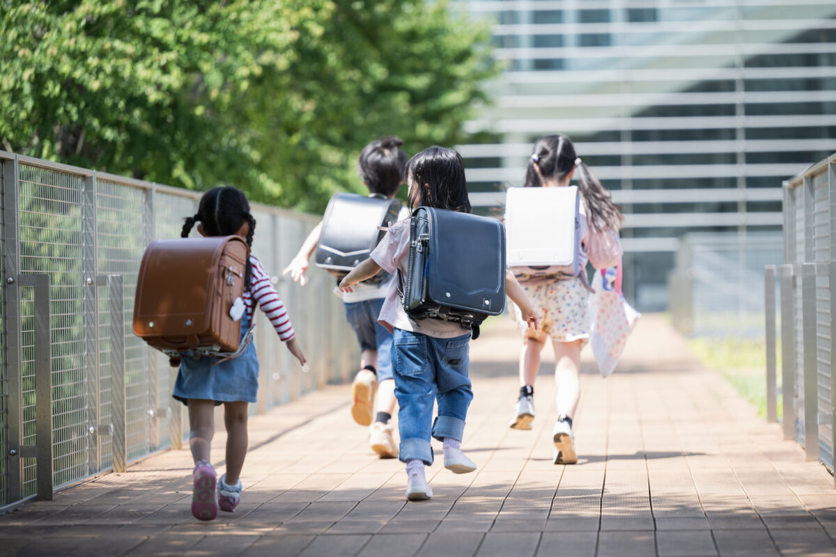 スタッフがお子さまに寄り添うようす
